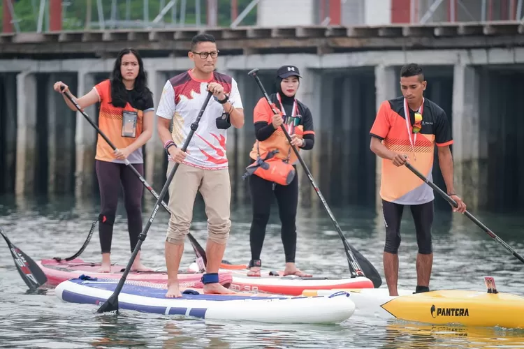 Menparekraf Sandiaga Salahuddin Uno ikut olahraga stand up paddle di Pantai D'rajash di Kabupaten Pesawaran, Lampung. (Humas Kemenparekraf)