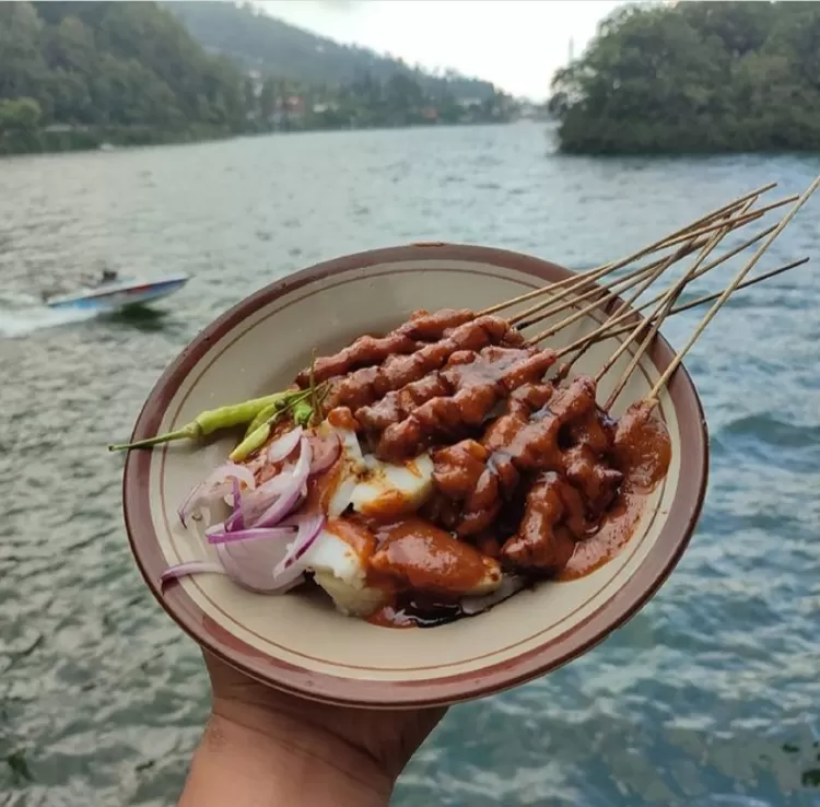 Spot foto sate kelinci di atas tangan view Telaga Sarangan