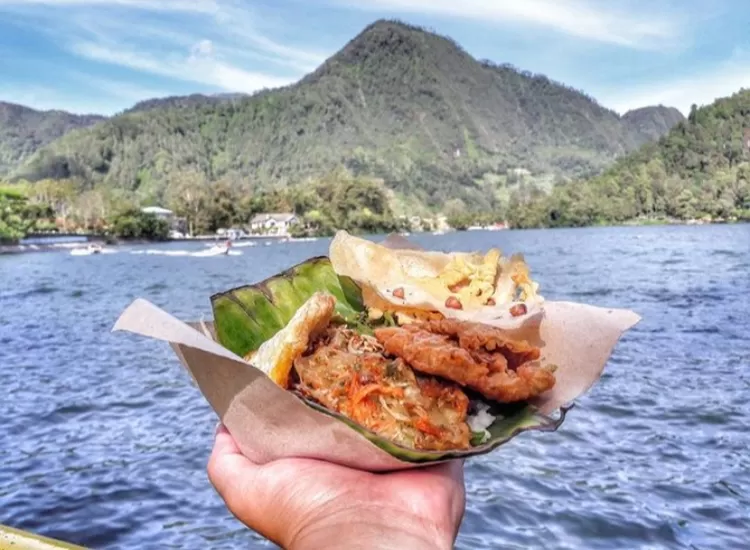 Spot foto pecel pincuk di atas tangan view Telaga Sarangan