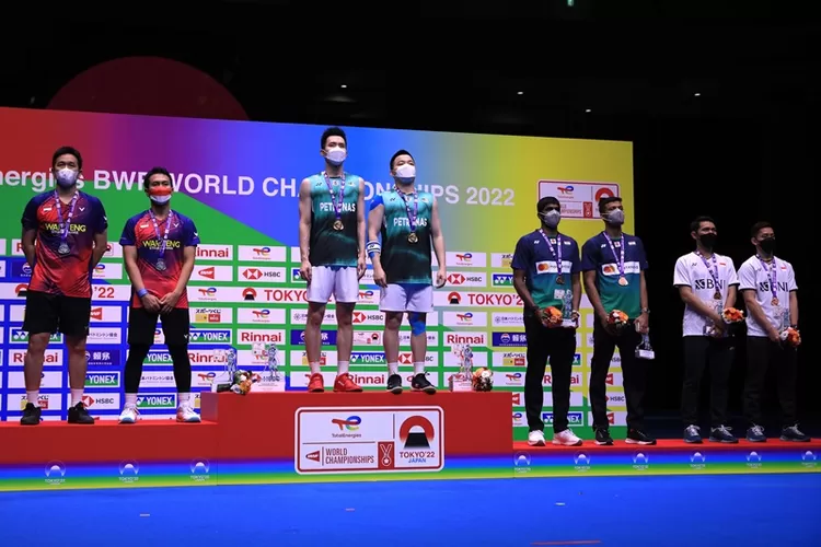 Podium juara dunia, dua pasangan Indonesia berdisi di tangga nomor dua dan tiga. 