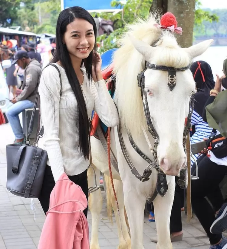 Spot foto bersama kuda di Telaga Sarangan
