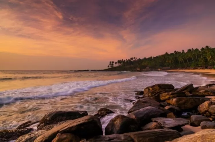 Inspirasi foto sunset di Pantai Pidakan bebatuan dan ombak tipis