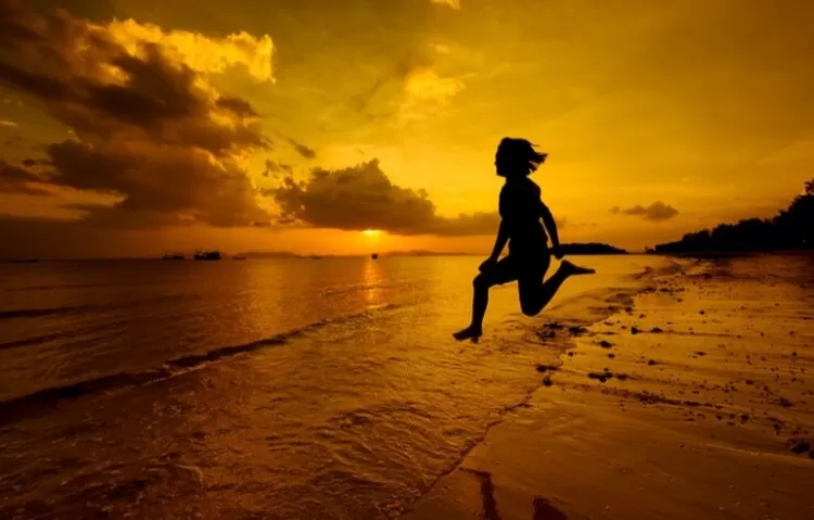 Inspirasi foto sunset di Pantai Pidakan loncat di tepi pantai