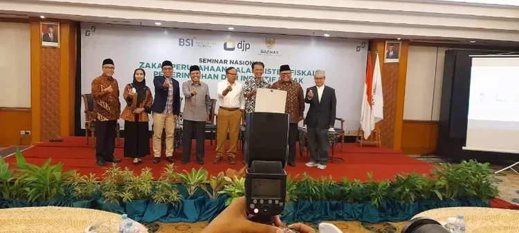 Para narasumber seminar nasional  zakat perusahaan dalam sistem  fiskal pemerintah  dan intensif  pajak yang digelar  Baznas-BSI  di Grand Sahid Jaya, fose bersama usai acara, Kamis (1/9/2022).