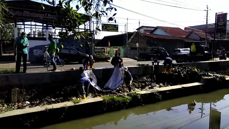 Petugas kebersihan membersihkan tumpukan sampah di aliran sungai Aji yang melintas di Kaliwungu Kamis 01 september 2022. 