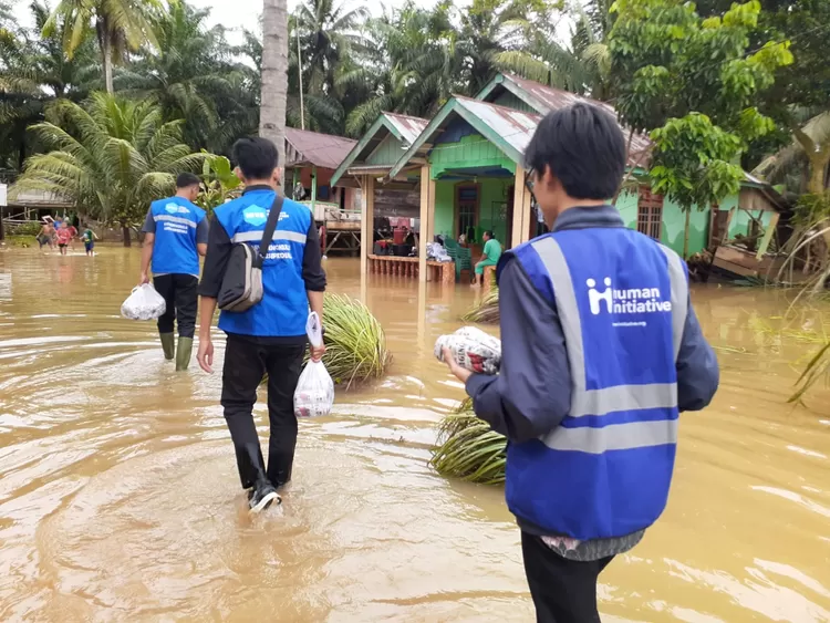 Tim HI Bengkulu melewati genangan banjir untuk menyampaikan bantuan sembako kepada warga  terdampak banjir di Muko Muko, Kamis (1/9/2022)
