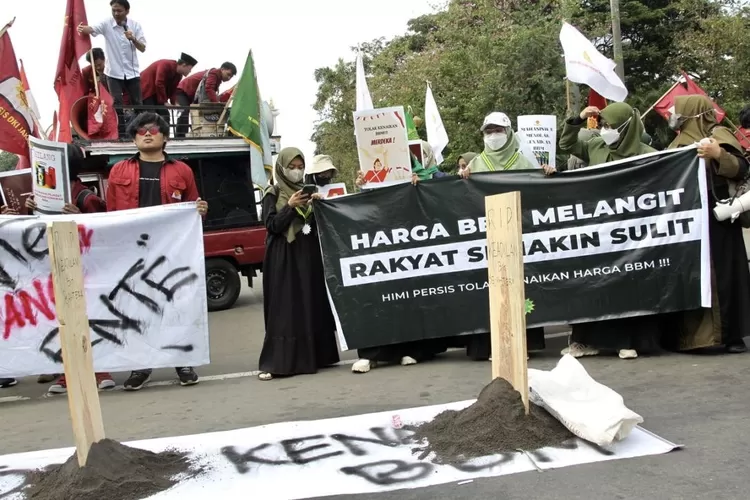 Himpunan Mahasiswa Persatuan Islam (Hima PERSIS) juga membuat replika kuburan dari papan nisa dengan ditaburi pasir sebagai tanda matinya keadilan - Foto: Henry Lukmanul Hakim