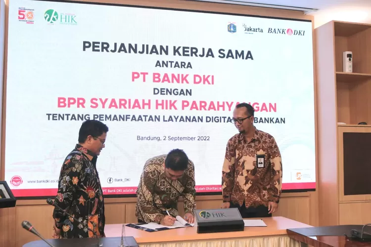 Penandatanganan kerja sama  pelayanan perbankan digital antara Bank DKI dan HIK Parahiyangan, Jumat (2/9/2022).