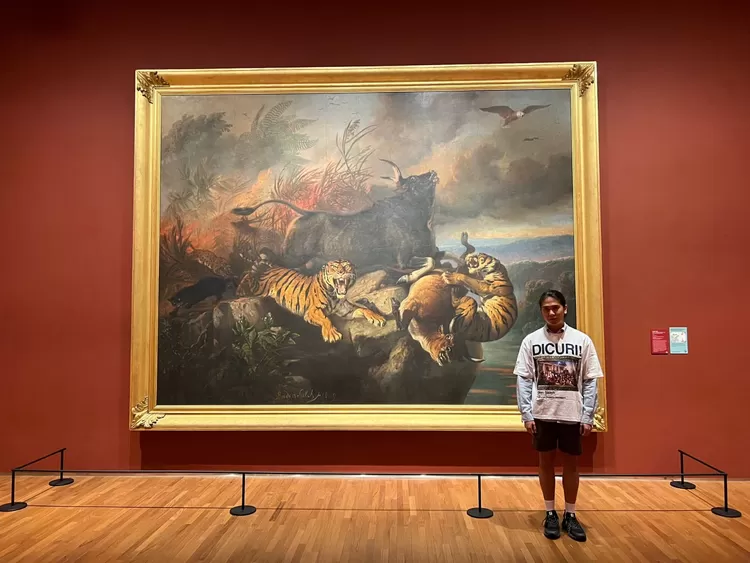 Iqbaal di depan lukisan Raden Saleh. 