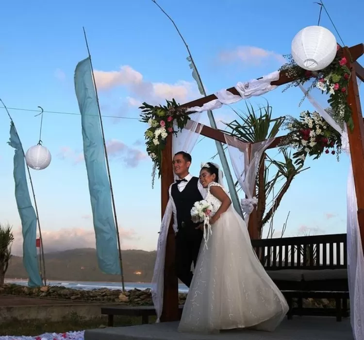 Tema dekor unik dengan view Pantai Teleng Ria Pacitan at wedding party