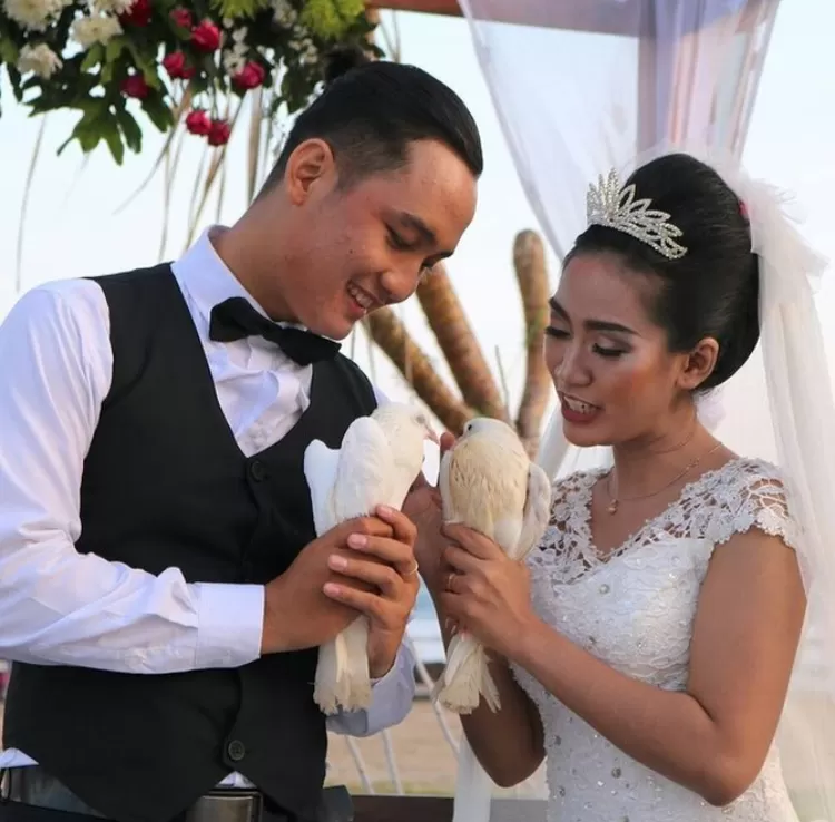 Pelepasan sepasang merpati oleh sepasang mempelai at Pantai Teleng Ria Pacitan wedding party