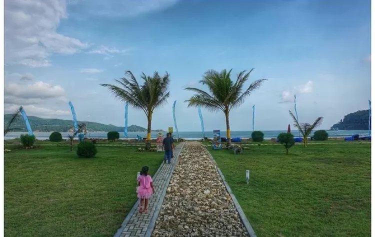 Spot foto dan pose jalan pintu masuk ke Pantai Teleng Ria Pacitan