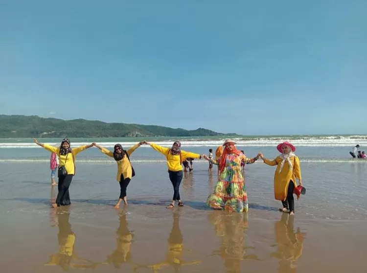 Spot foto dan pose rombongan bareng bestie di tepi Pantai Teleng Ria Pacitan