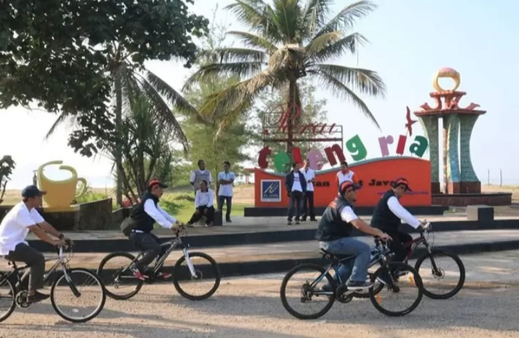 Spot foto dan pose bersepeda bareng community masuk ke gapura wisata Pantai Teleng Ria Pacitan