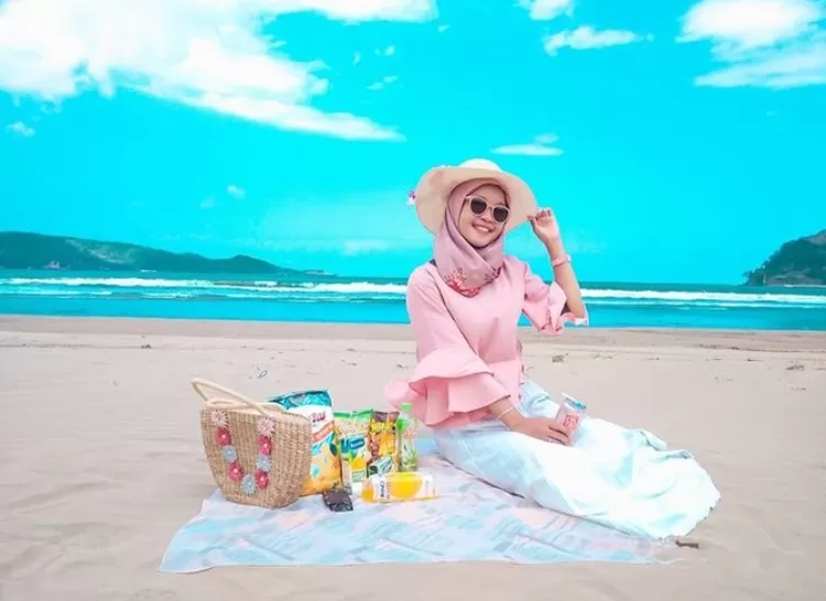 Spot foto dan pose piknik di atas pasir Pantai Teleng Ria Pacitan