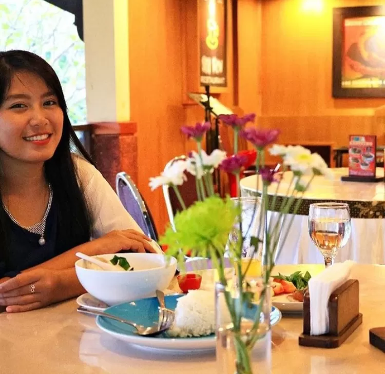 Spot foto dan pose saat makan di restoran Parai Beach Resort Pantai Teleng Ria Pacitan