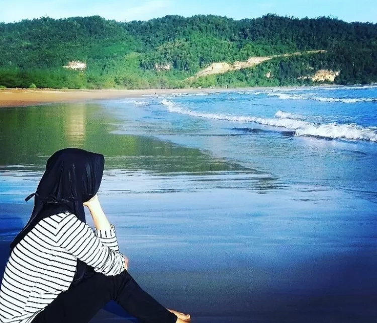 Spot foto dan pose duduk di tepi pantai memandang laut lepas di Pantai Teleng Ria Pacitan