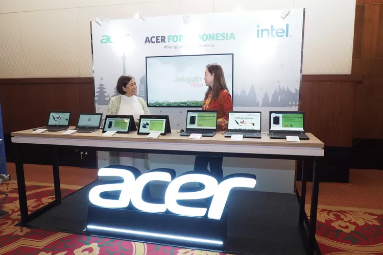 Dari kiri ke kanan: Head of Marketing Acer Indonesia Fransisca Maya dan Sales Director of Acer Indonesia Leny Ng