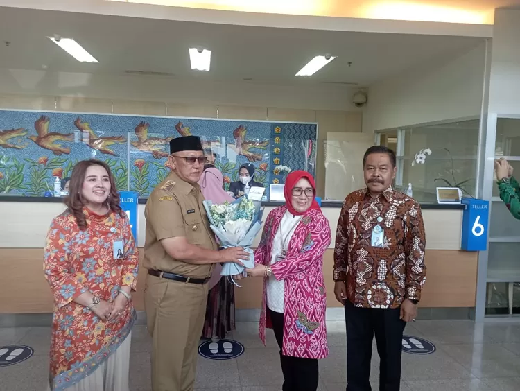 Direktur Konsumer & Ritel bank bjb Suartini turun langsung memberikan pelayanan di Kantor bank bjb Cabang Kuningan