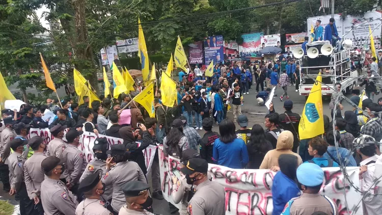 Demo Mahasiswa Tolak Kenaikan Harga BBM Bersubsidi di depan Gedung DPRD Jabar, Rabu 7 September 2022.