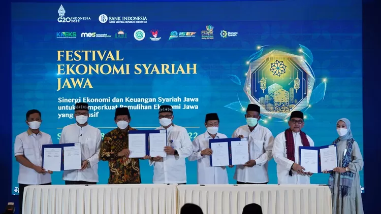upacara pembukaan Festival Ekonomi Syariah (FESyar) Jawa, di Surabaya 8 September 2022.