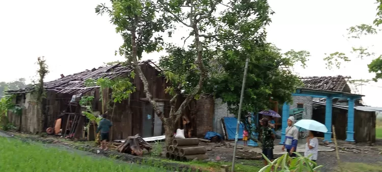 rumah warga rusak akibat diterjang angin puting beliung di Madiun