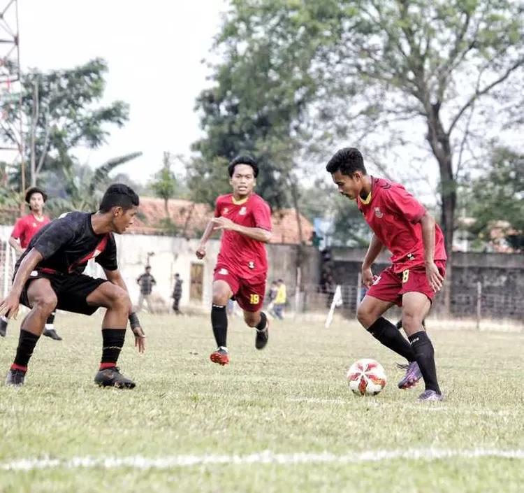  Pemain Persibat menggunakan kaos merah saat dihadang pemain Persis Muda dalam laga ujicoba di GOR Moh Sarengat Batang.  Jumat 9 September 2022. 