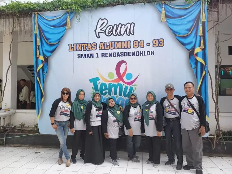 Berfoto dan bergaya bersama di reuni