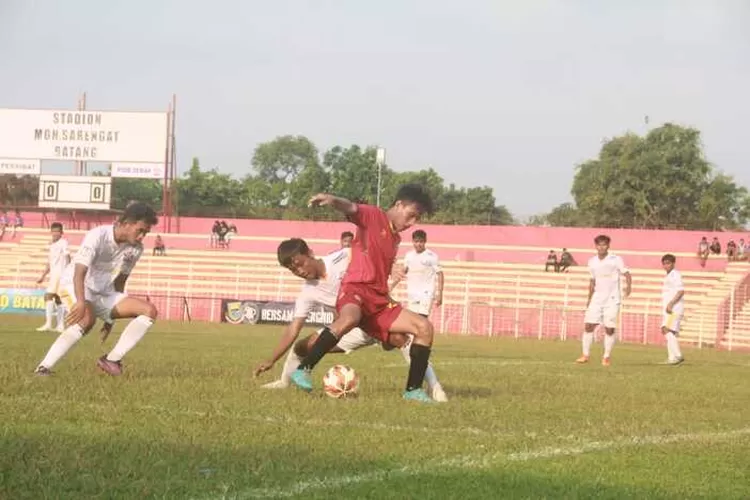 Kos merah pemain Persibat Batang dihalangi oleh Pemaian PSDB Demak di laga uji coba di Lapangam Moh Sarengat Batang, Minggu 11 September 2022