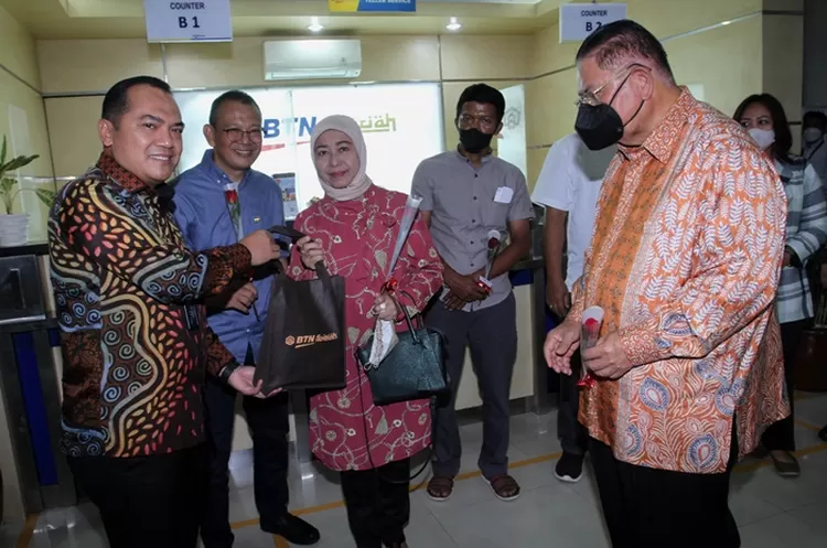 Direktur Human Capital, Compliance and Legal Bank BTN Eko Waluyo dan Wakil Komisaris Utama Bank BTN Iqbal Latanro menyapa nasabah BTN Syariah.