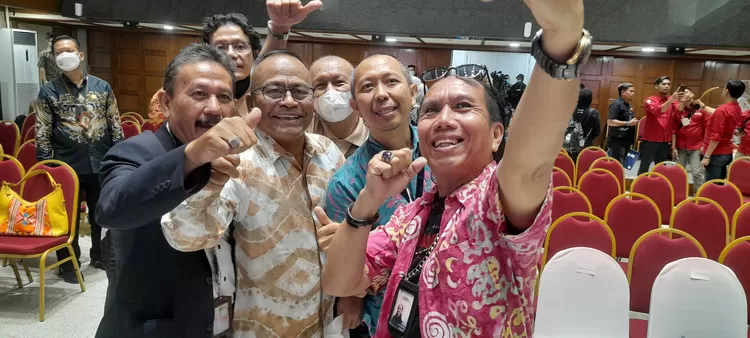 Ketua Umum PWI Pusat Atal S Depari selfi bersama dengan para wartawan senior usai acara penghargaan jurnalistik MH Thamrin 2022 di Balai Agung, Kamis (15/9/2022).