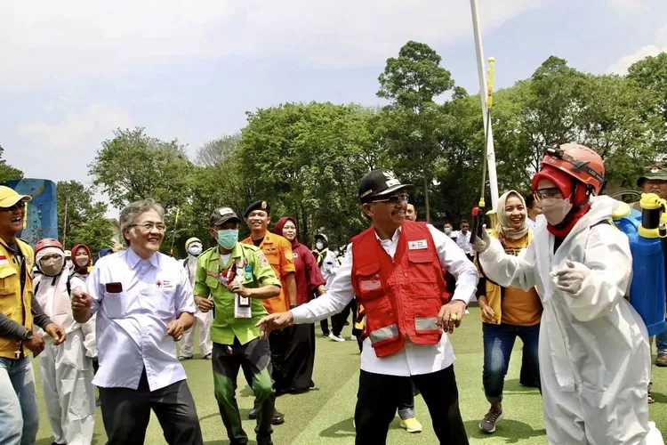 Wakil Wali Kota Tangerang H. Sachrudin didamping ketua PMI Kota Tangerang Oman Jumansyah bersama undangan lainnya berjoget bersama peserta apel di HUT ke 77 PMI di Lapangan Ahmad Yani - Foto: Henry Lukmanul Hakim