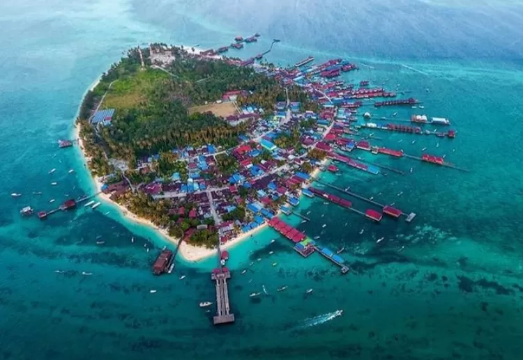 Kepulauan Derawan, destinasi wisata yang punya spot diving dan snorkling terbaik di Berau, Kalimantan Timur.