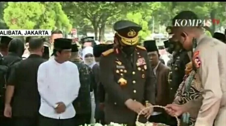 Kapolri Jenderal Listyo tabur bunga di Pusara Prof Azyumardi.