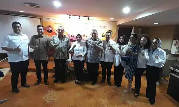 Ketua panitia FGD pj Gubernur DKIJakarta, Fauzan FM (kiri) foto bersama dengan para narasumber usai  acara, Selasa (20/9/2022).