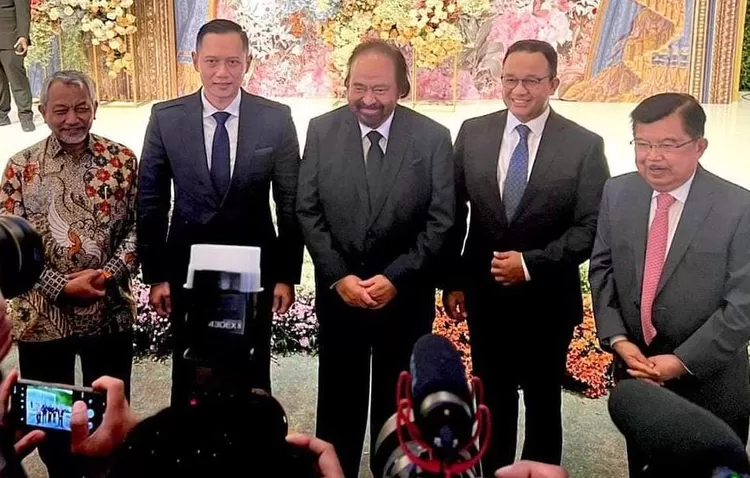 AHY dan Anies Baswedan berpose dengan Surya Paloh Ketum Partai Nasdem, Presiden PKS dan mantan Wapres Yusuf Kalla dalam sebuah acara pesta pernikahan.