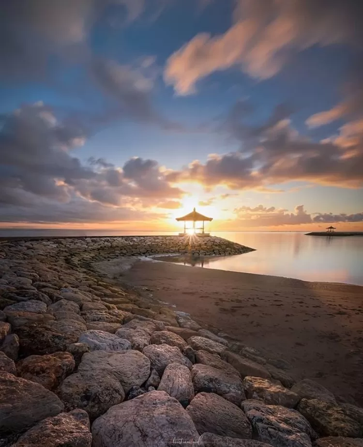 Keindahan matahari yang terbenam di destinasi wisata Pantai Sanur Pulau Dewata Bali.