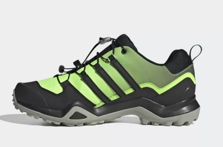 Rekomendasi sepatu gunung, salah satunya Sepatu Adidas Terrex Swift R2.