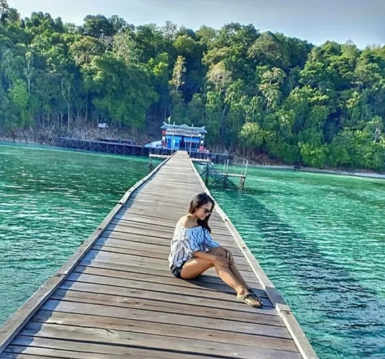  Bersantai sambil menikmati keindahan laut di Pulau Kakaban