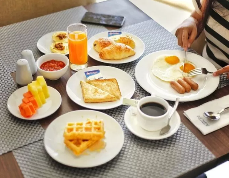 Salah satu inspirasi menu sarapan di Hotel Aston Madiun adalah telur dadar dan sosis plus roti bakar.