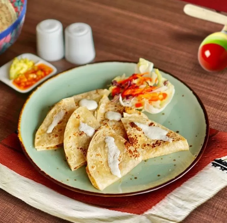 Salah satu inspirasi menu sarapan di Hotel Aston Madiun adalah Quesadillas De Camarones.