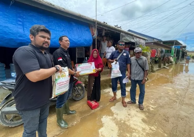 Masyarakat Terdampak Banjir Kota Sorong Bahagia  Dengan Bantuan Sembako SKK Migas Pamalu