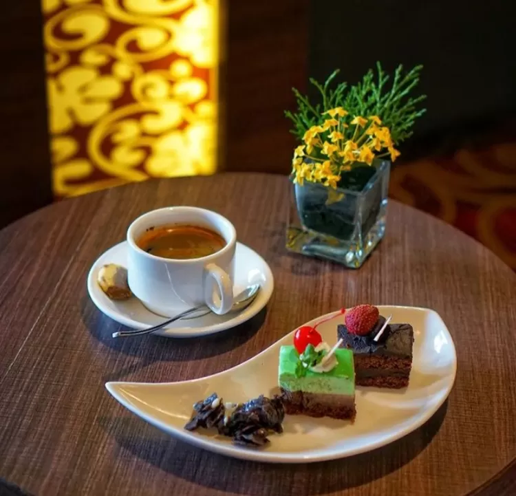 Salah satu inspirasi menu sarapan di Hotel Aston Madiun adalah cake coklat dan secangkir kopi.