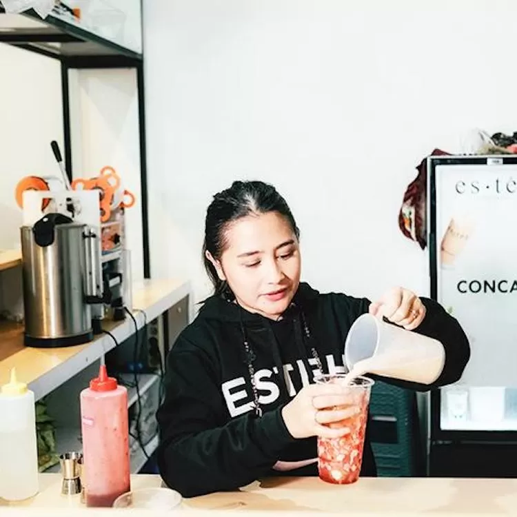 Nagita Slavina tampak sedang meramu teh dalam foto yang ditampilkan di halaman situs resmi PT Esteh Indonesia Makmur.