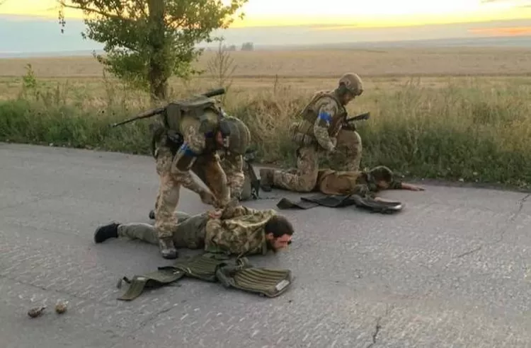 Pasukan Ukraina berhasil membekuk beberapa tentara Rusia dalam serangan balik ke wilayah selatan Ukraina. 