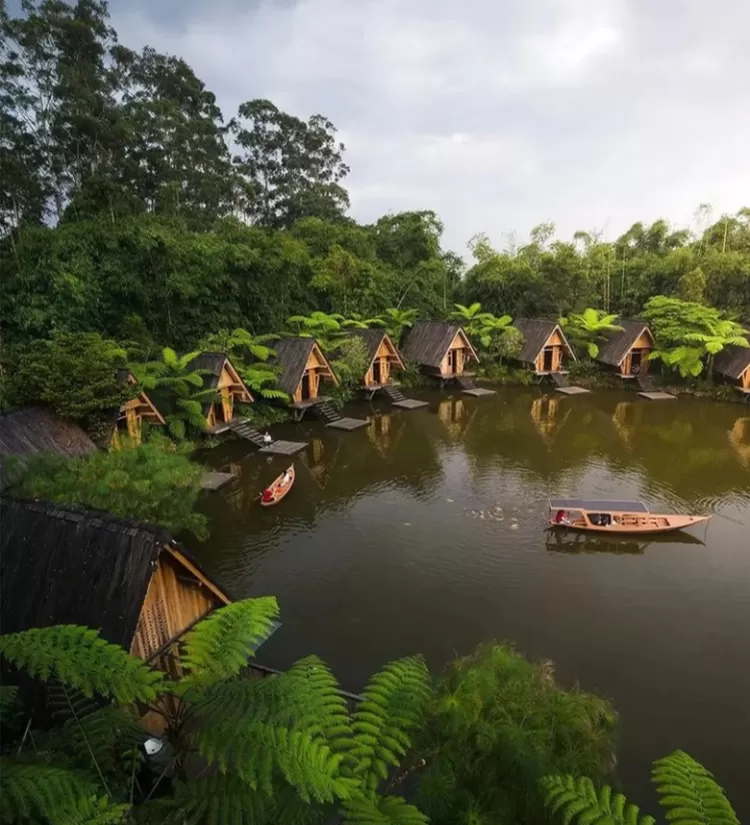 Danau yang indah di tengah hutan