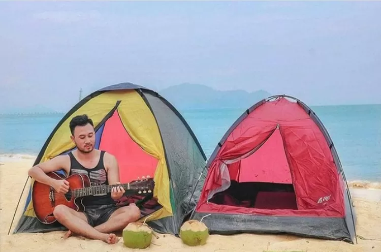 Daya tarik destinasi wisata alam Pulau Randayan di Singkawang Kalimantan Barat adalah sebagai lokasi camping yang menginspirasi.