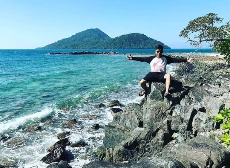 Daya tarik destinasi wisata alam Pulau Randayan di Singkawang Kalimantan Barat adalah batu karang yang cantik di areanya.