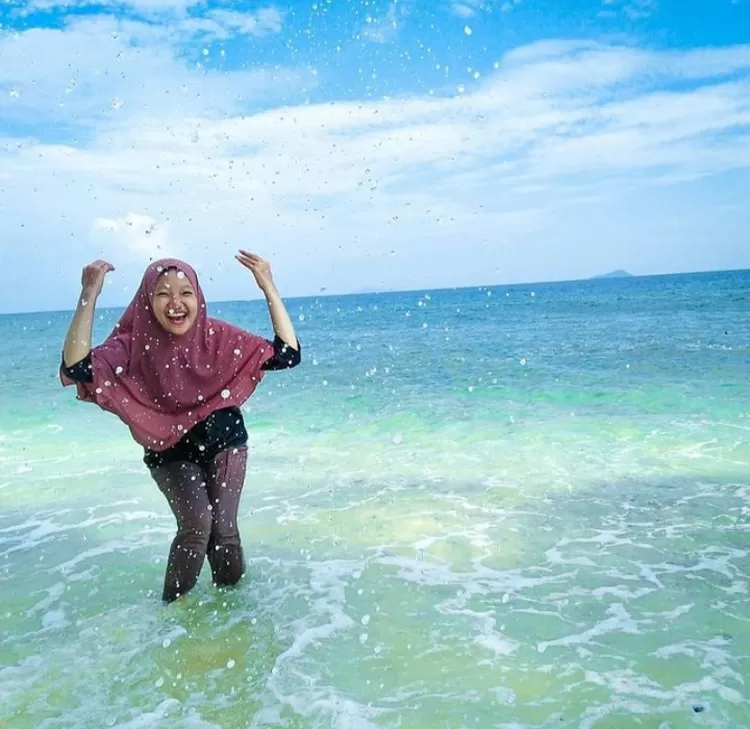 Spot kece fantastis tak terlupakan di destinasi wisata alam Pulau Randayan Singkawang Kalimantan Barat salah satunya adalah basah-basahan main air di tepian laut.