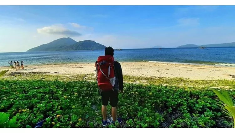 Salah satu spot kece saat traveling ke destinasi wisata alam Pulau Randayan Singkawang Kalimantan Barat adalah spot diri dengan perlengkapan traveling.